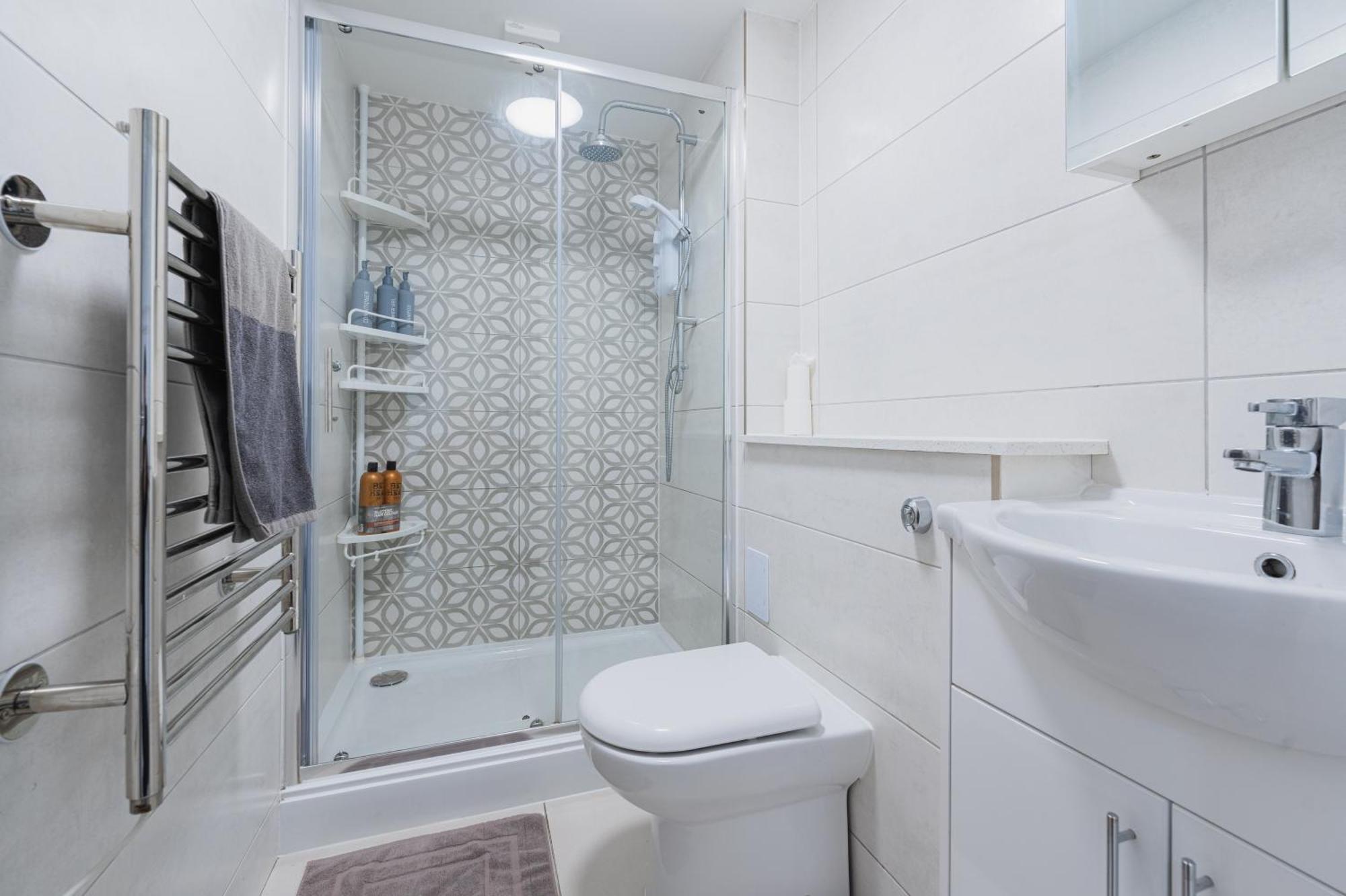 Brand New Luxe Two Bedroom Flat! Excellent Wifi *