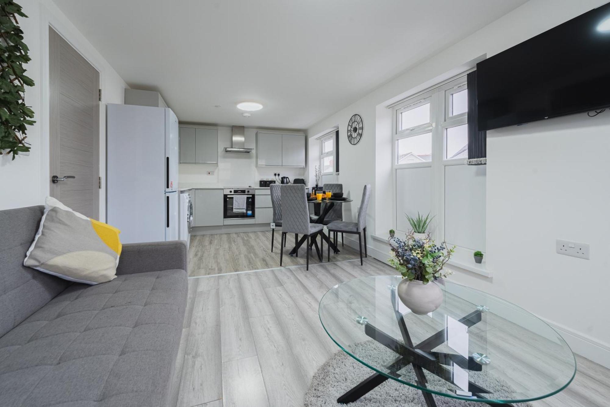 Brand New Luxe Two Bedroom Flat! Excellent Wifi Apartment Cardiff