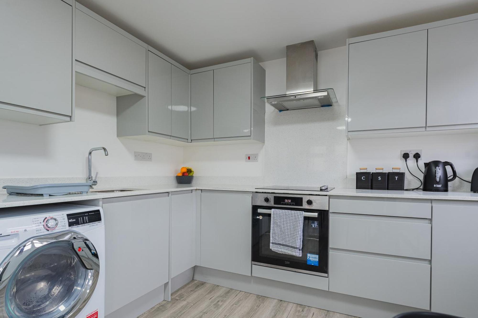 Brand New Luxe Two Bedroom Flat! Excellent Wifi Apartment *